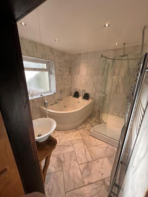 Brownhills Villa Eaton  Exterior photo