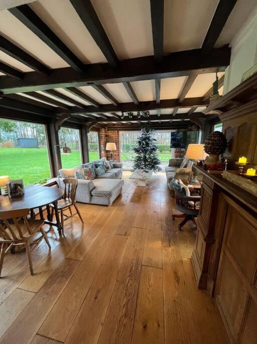 Brownhills Villa Eaton  Exterior photo